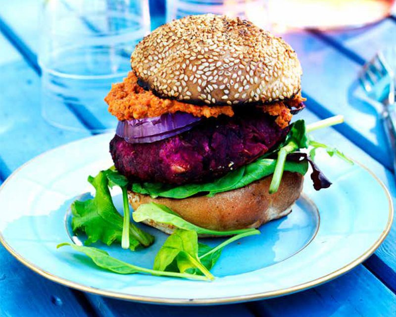 Recept vegansk rödbetsburgare med valnötsröra